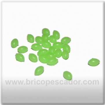 Perla perforada luminiscente verde de 3,4 x 5 mm.