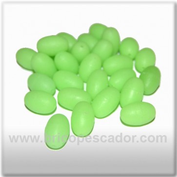 Perla perforada luminiscente verde de 10 x 15 mm.